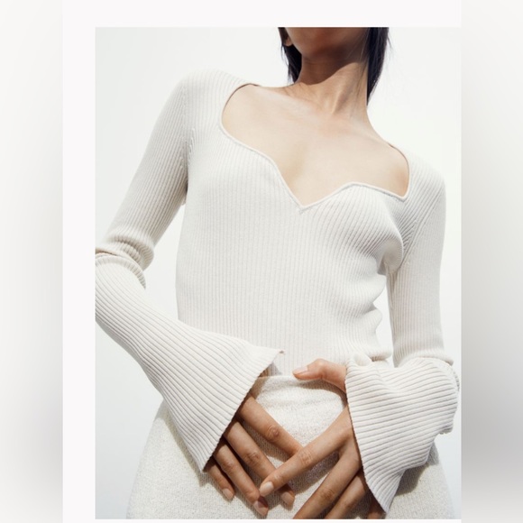 H&M Sweetheart Neck Line V Plunge Color: Cream Long Split Sleeve Sweater Size S… - Picture 2 of 10